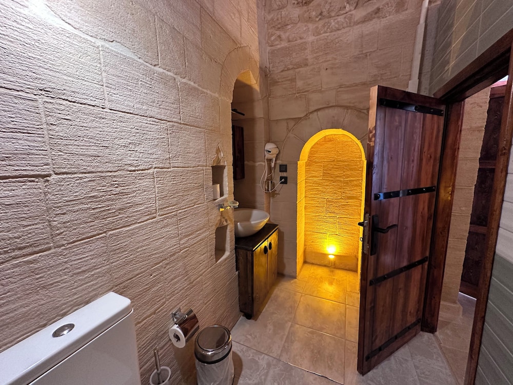 Deluxe Suite, Courtyard View photo 3