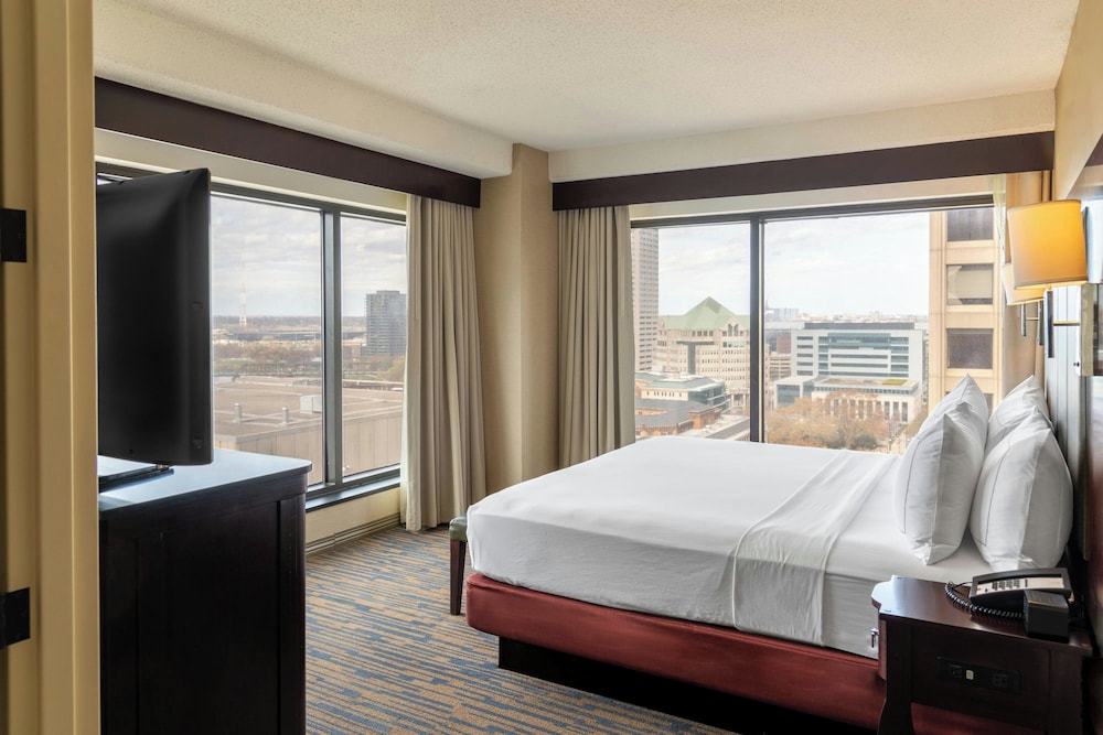 Room, 1 King Bed with Sofa bed, River View (Corner) photo 1