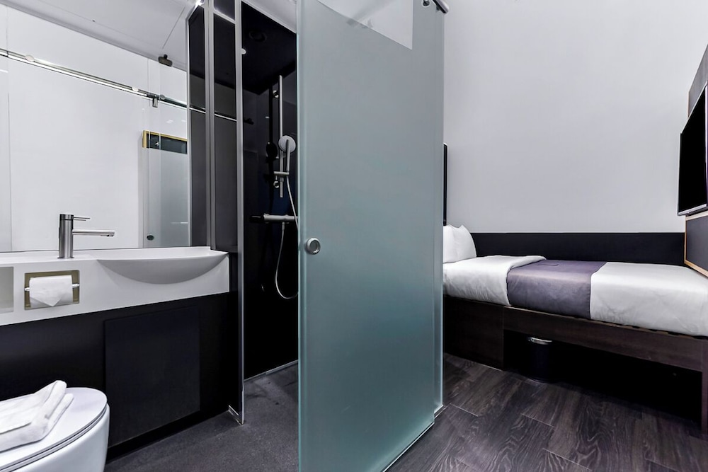 Double Room, No Windows photo 1
