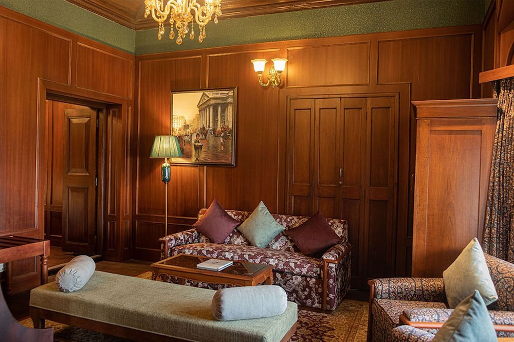 British Suite Room With Fireplace photo 2