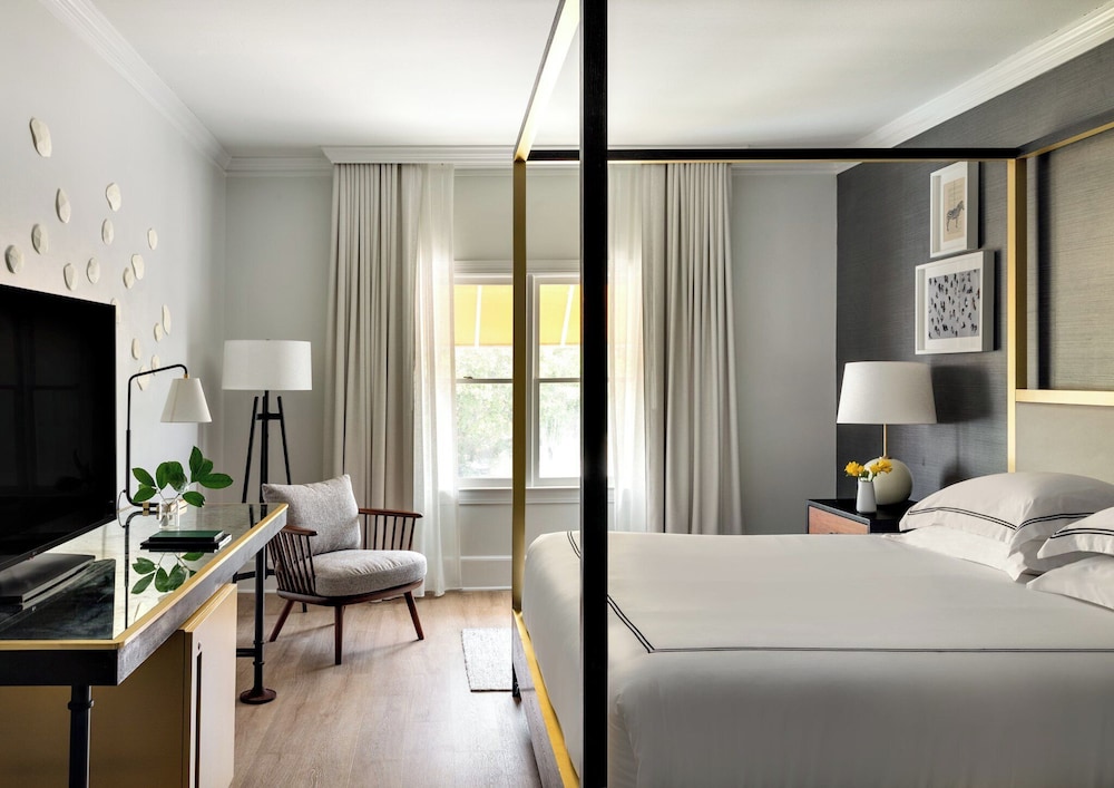 Room, 1 King Bed, Accessible Bathtub (Communications, Mobility)