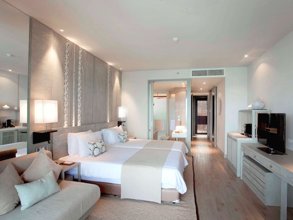 Deluxe Room, 1 King Bed photo 3