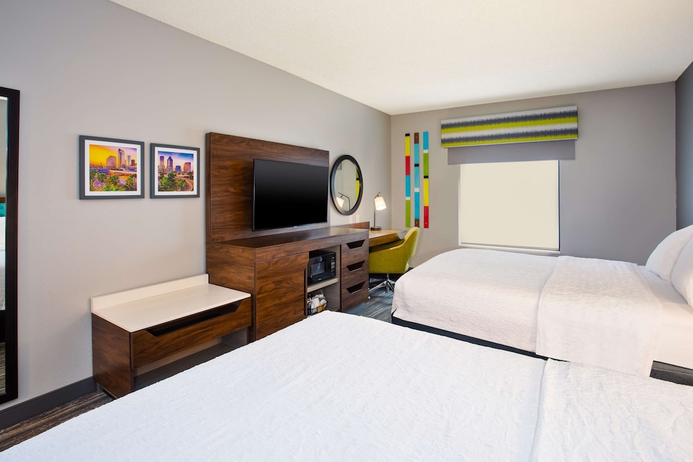Room, 2 Queen Beds, Accessible, Bathtub - Photo 4
