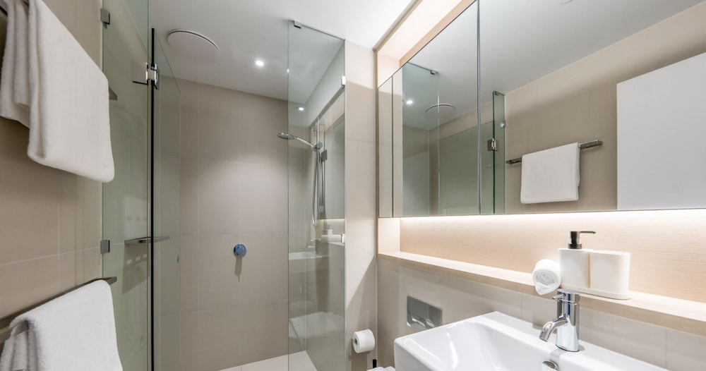 Two-Bedroom Two-Bathroom + Study Apartment with Harbour View - Photo 13