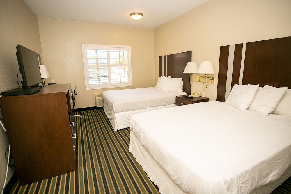 Room, 2 Queen Beds - Photo 1