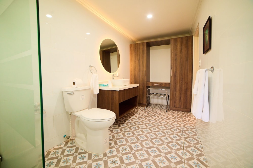 Deluxe Double Room, 2 Queen Beds - Photo 8