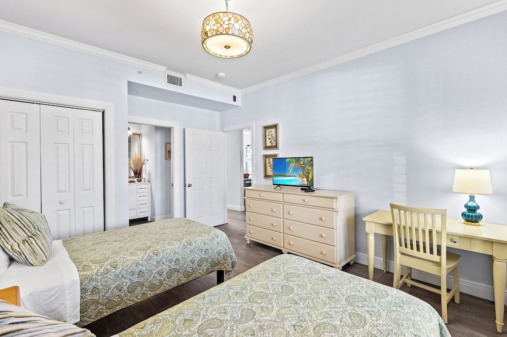 Comfort Condo, 2 Bedrooms, Non Smoking, Lake View photo 3