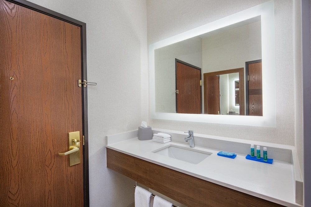 Suite, 1 King Bed - Photo 2