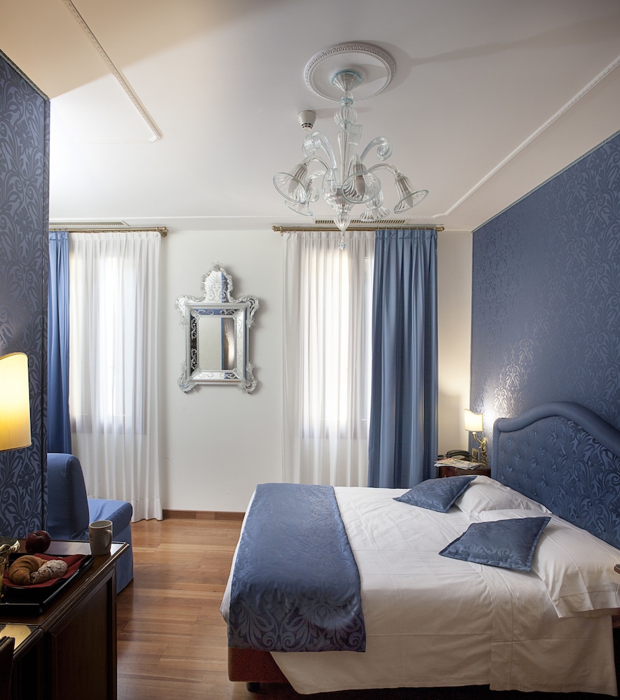 Deluxe Double Room, Canal View photo 1