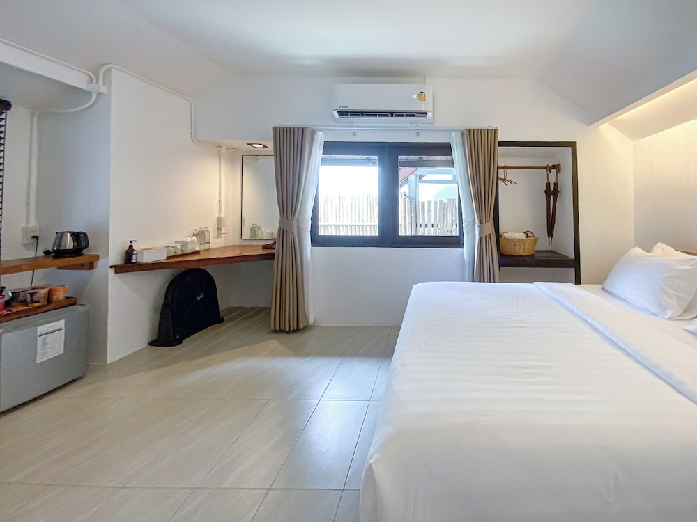 Private Villa with Bathtub - Photo 2