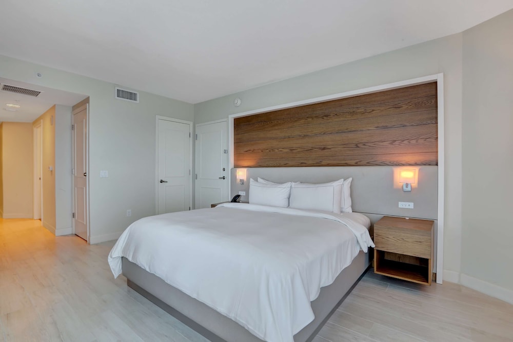Suite, 1 King Bed, Accessible, Oceanfront - Photo 4