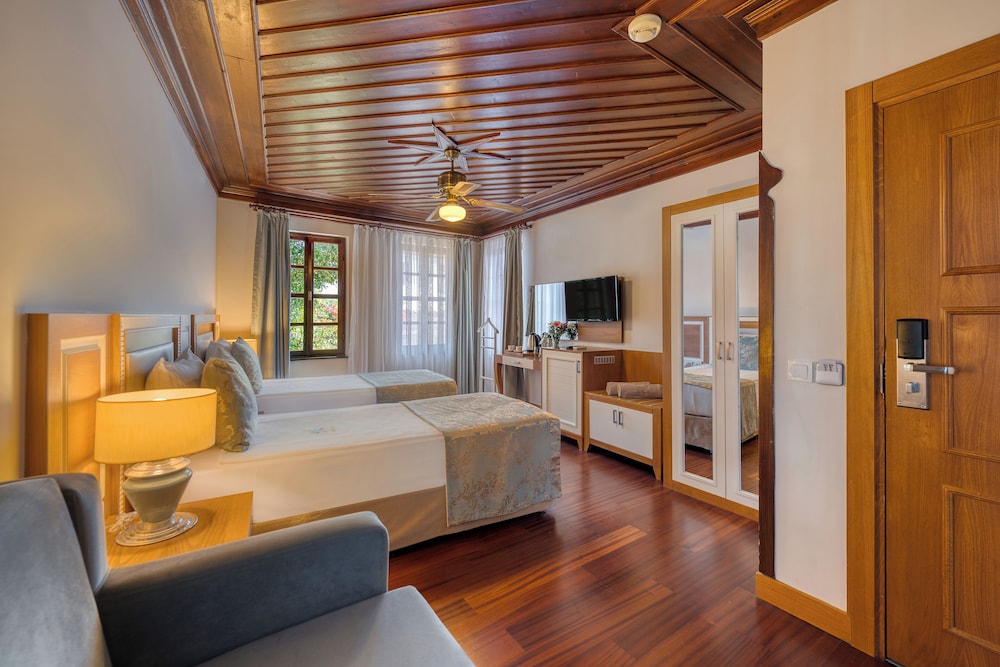 Standard Double or Twin Room - Photo 7