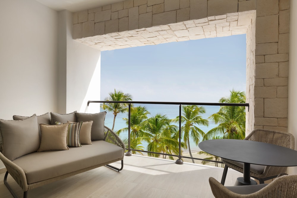 Junior Suite, 1 King Bed With Sofa Bed, Oceanfront (club)