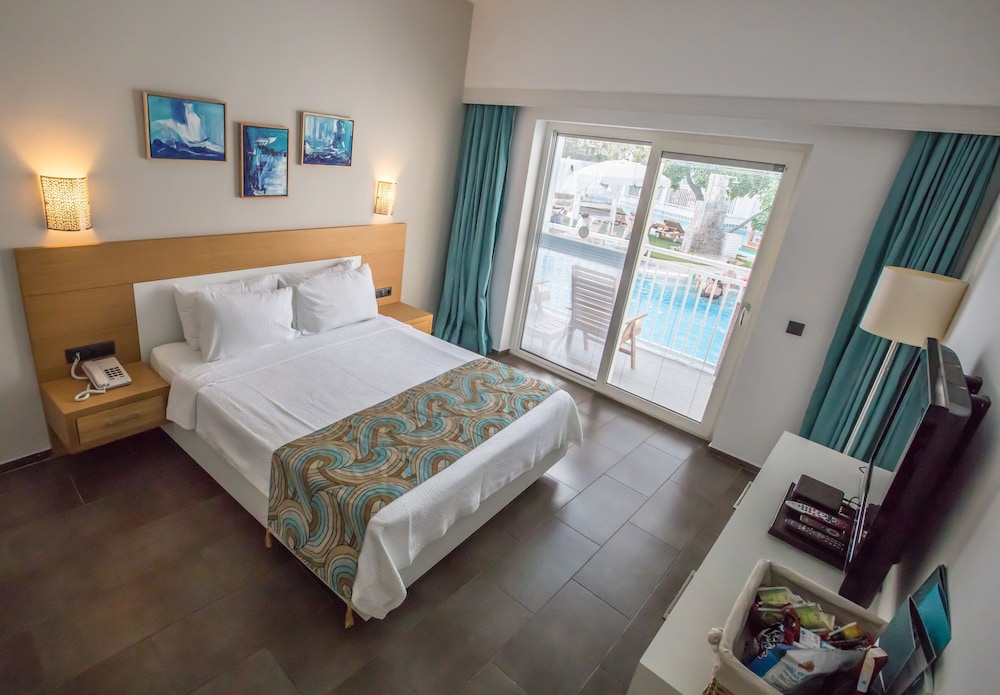 Classic Double Room, 1 Double Bed, Pool View