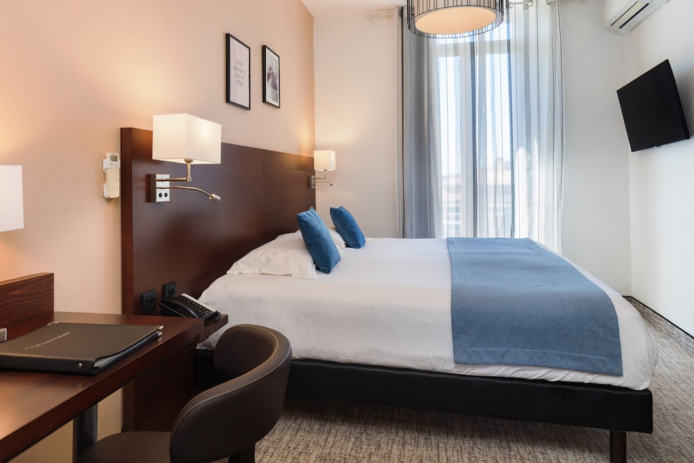 Deluxe Room thumbnail 5
