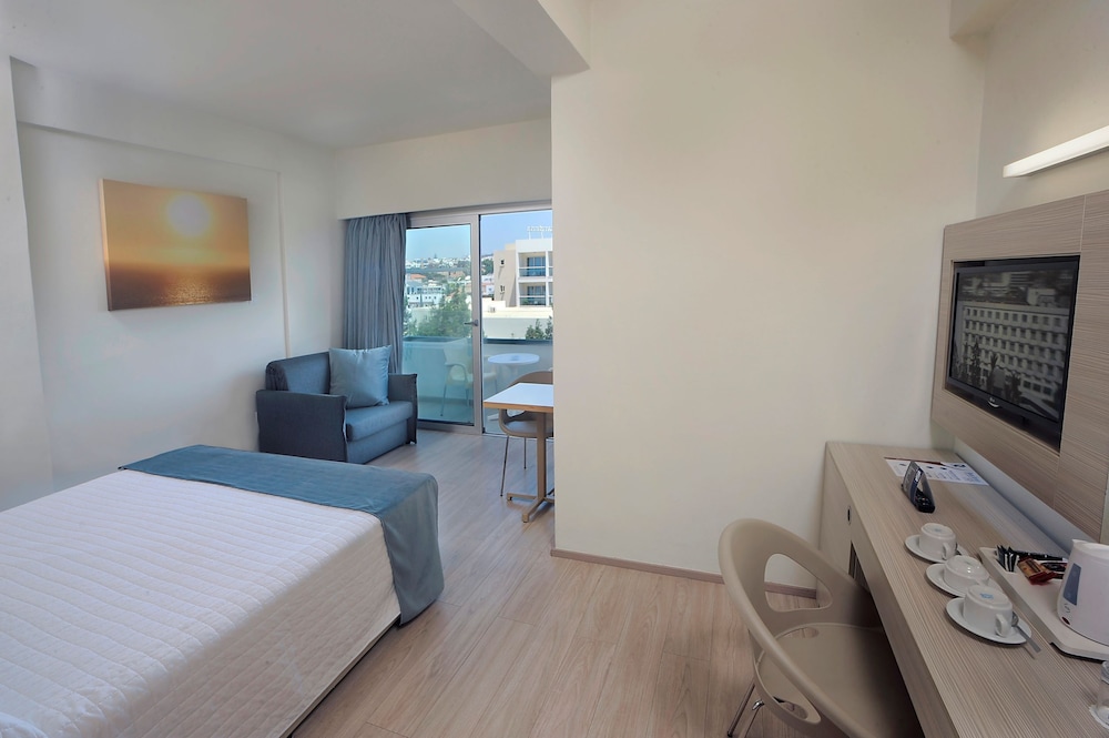 Family Room, 1 Bedroom - Photo 3
