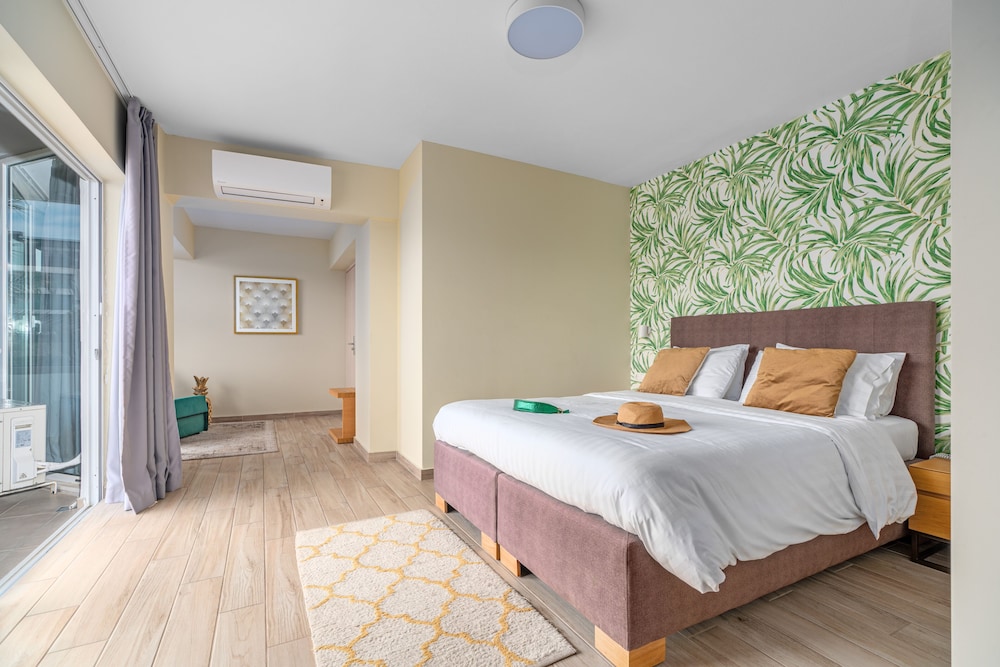 Signature Suite, Partial Sea View