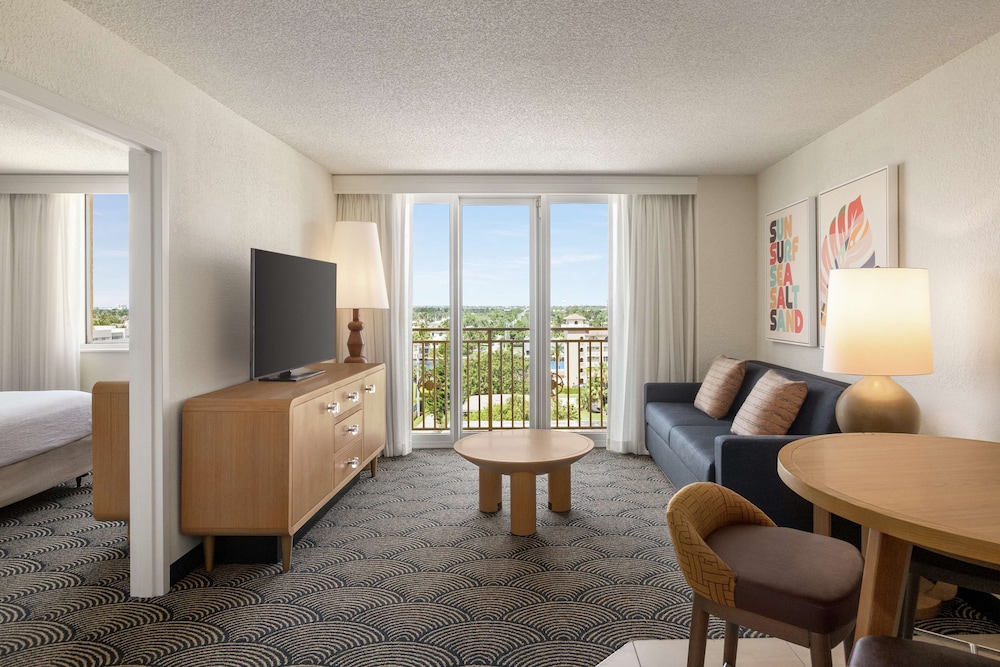 Suite, 1 King Bed, Sunset View, Accessible Roll-In Shower, Sit Down Balcony photo 3