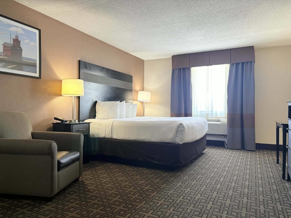 Deluxe Room, 1 King Bed, Non Smoking - Photo 2