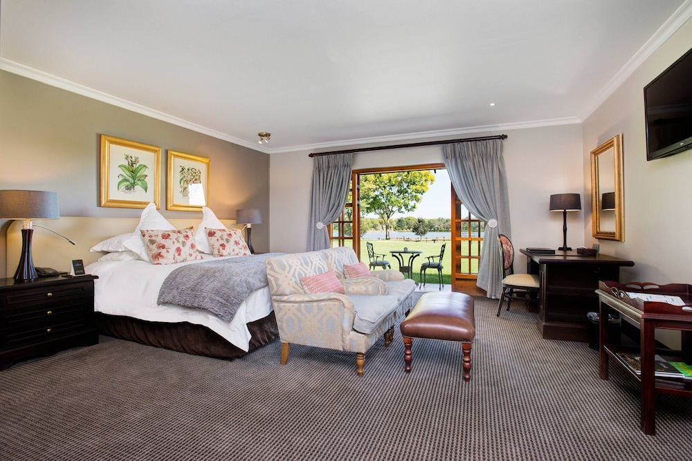 Room, 1 King Bed with Sofa bed, Lake View (Balcony) photo 2