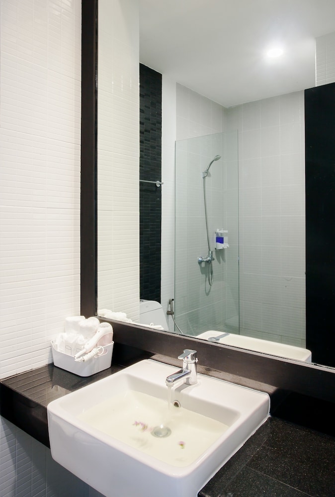 Deluxe Room with Pool View photo 2