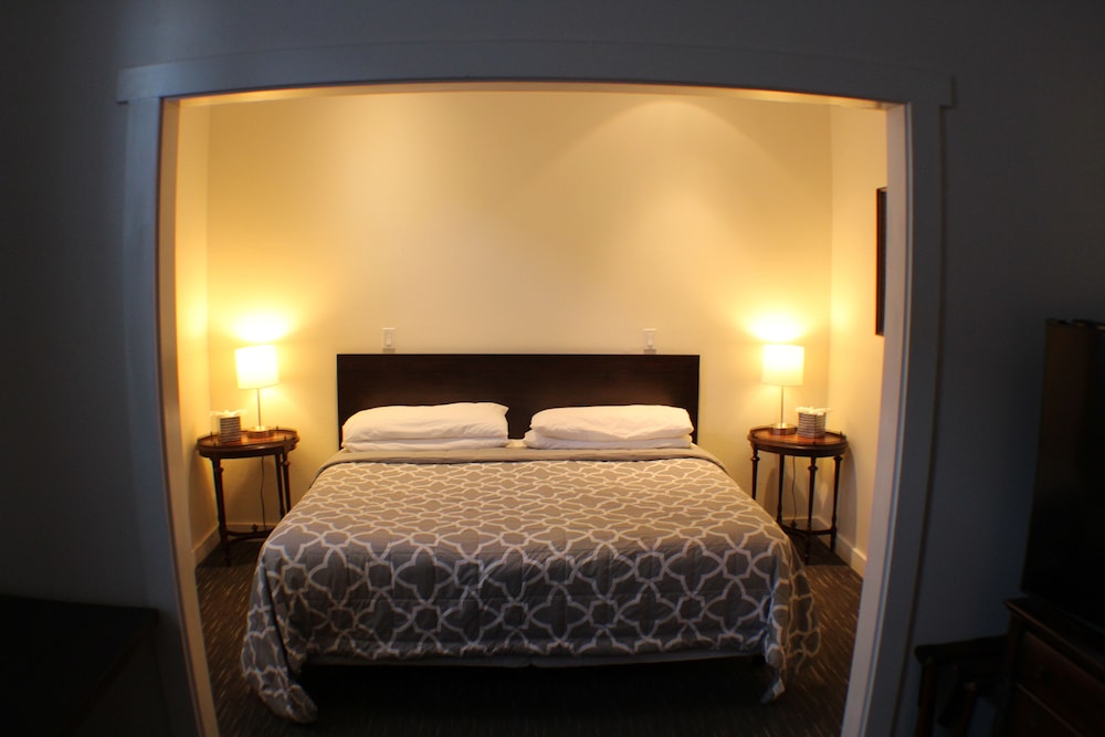 Deluxe Room, 1 King Bed, Non Smoking photo 2