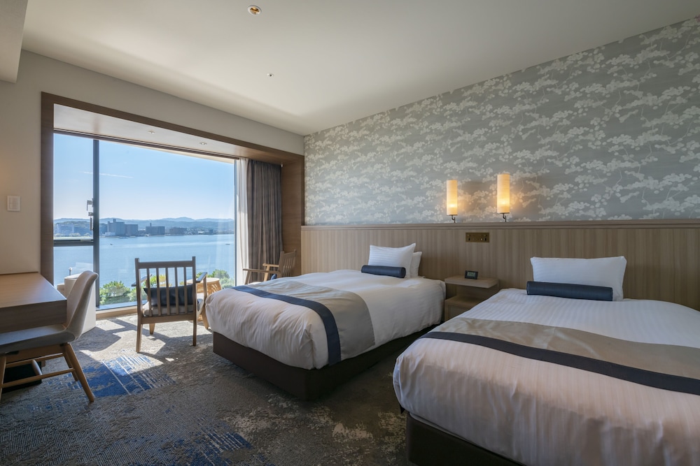 Universal Twin Room, Lake View, Non Smoking (New Main Building) photo 1