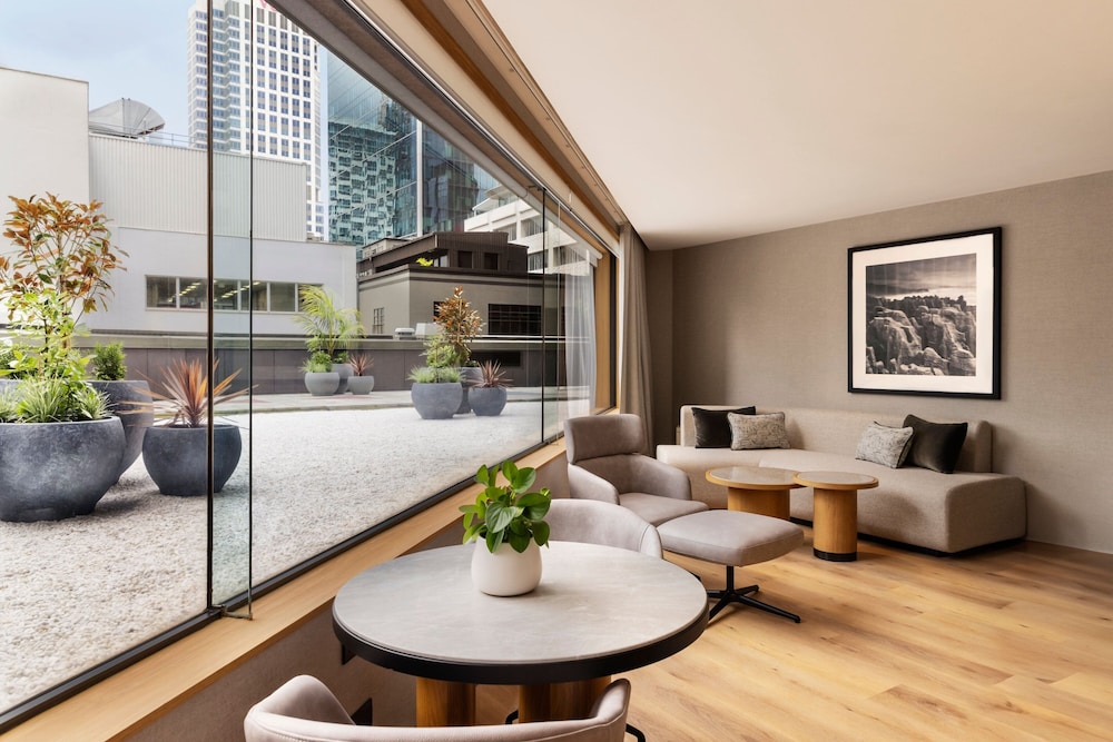 Executive Suite, 1 Bedroom, City View (Corner) - Photo 5