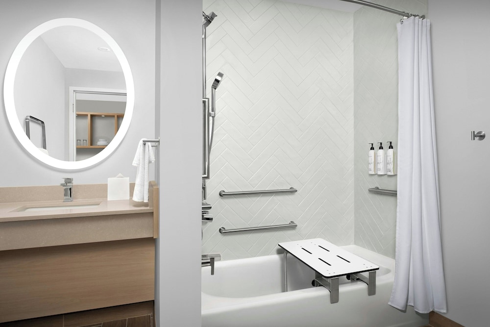 Suite, 1 Bedroom (Mobility/Hearing Accessible, Tub) photo 3