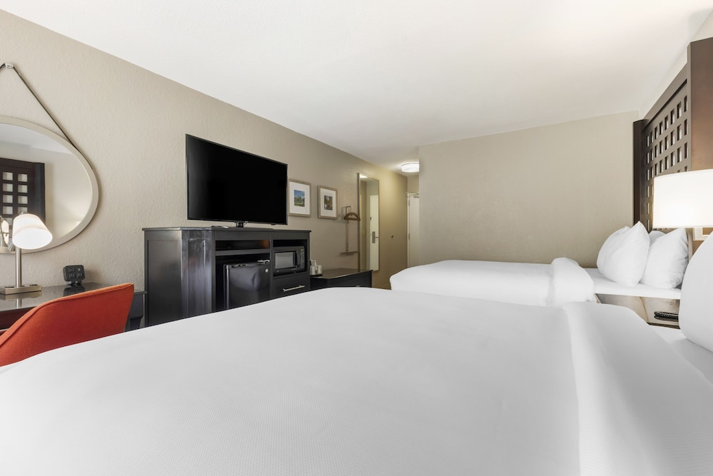 Standard Room, 2 Queen Beds, Non Smoking - Photo 6