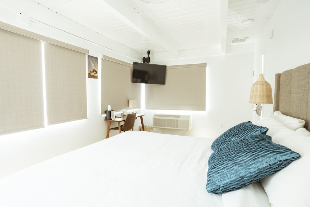 Deluxe Room, 1 King Bed, Non Smoking - Photo 15