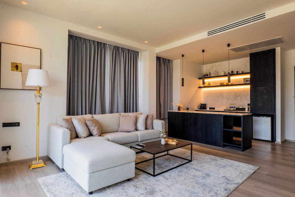 Suite with Bathtub - Photo 2