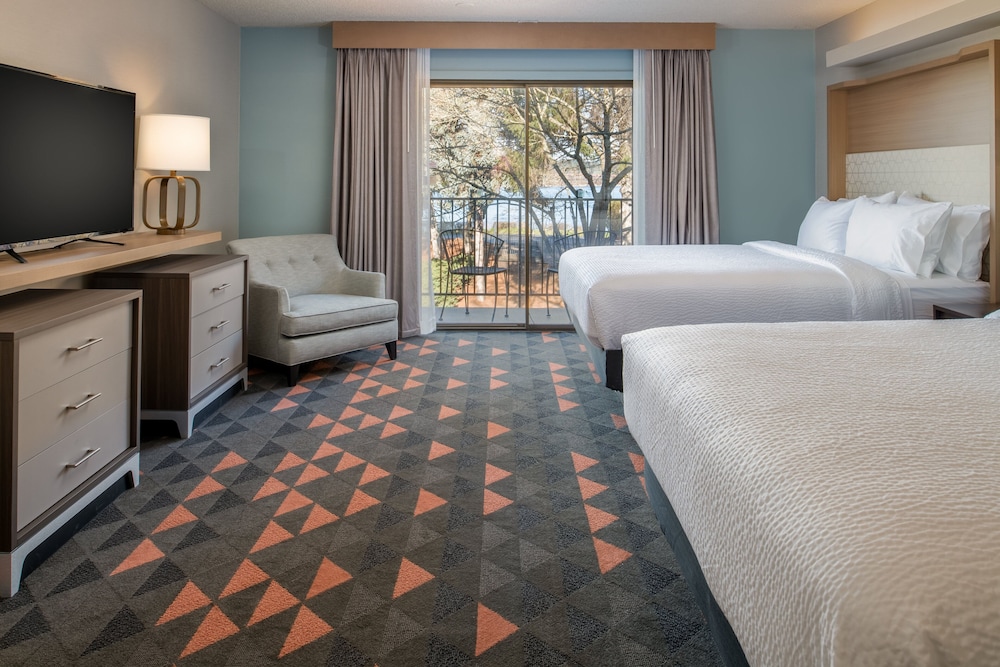Suite, 1 Bedroom, Balcony - Photo 2