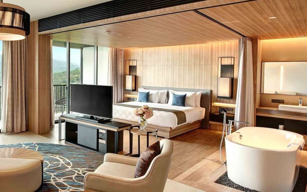 Junior Suite, 1 King Bed, Balcony photo 3