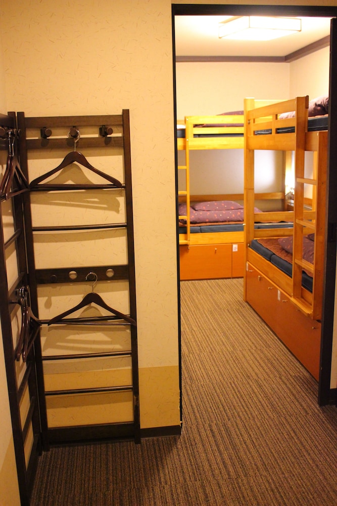 2 Beds in Basic 4 Beds Mixed Dorm Ensuite photo 3
