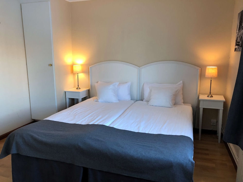 Economy Room, 2 Twin Beds, Non Smoking - Photo 3
