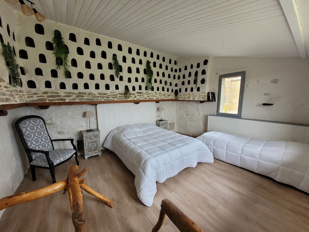 Romantic Cottage, Ensuite, Mountain View (Le Pigeonnier) photo 1