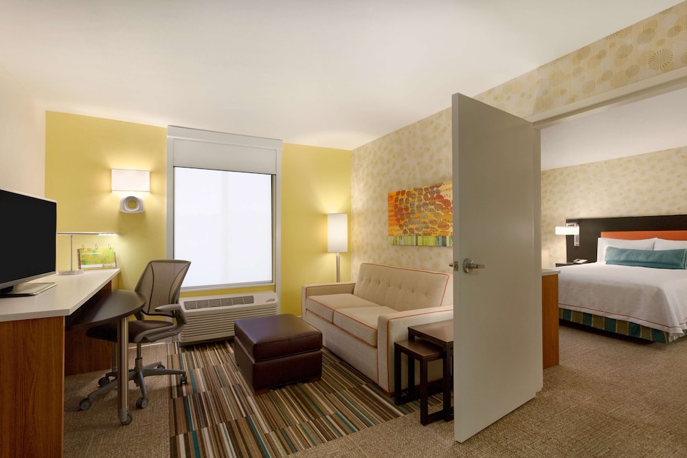Suite, 1 Queen Bed, Accessible, Bathtub photo 3