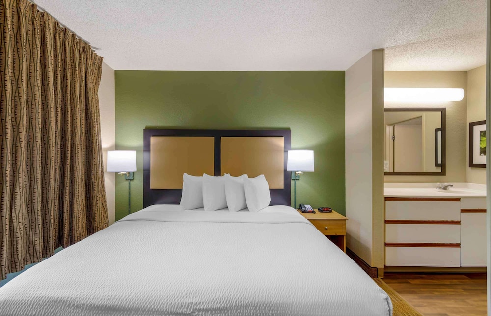 Deluxe Studio, 1 King Bed with Sofa bed, Accessible, Non Smoking photo 3