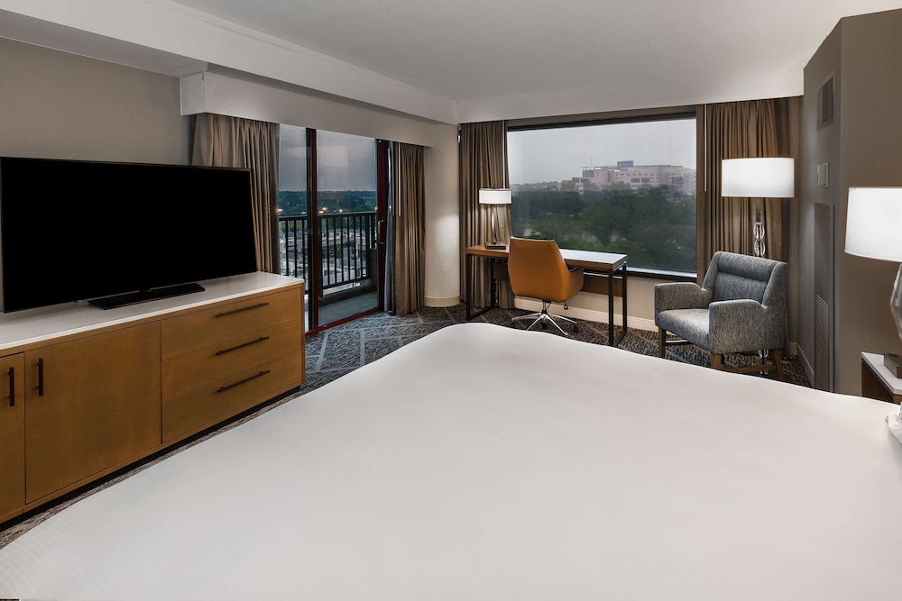 One King Bed with Balcony Corner - Photo 3