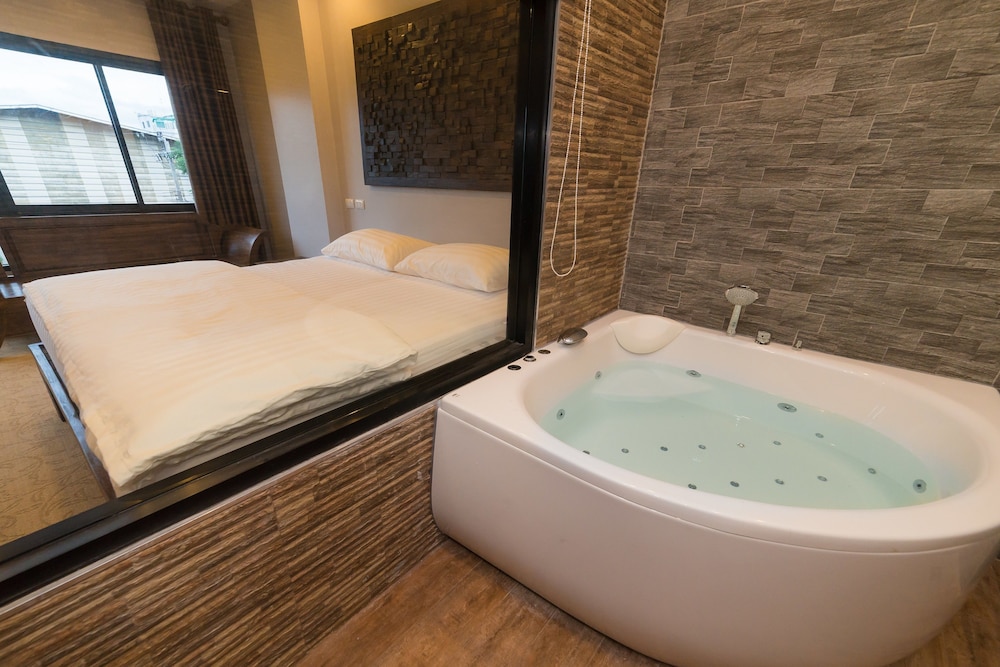 Deluxe Double Room (Bathtub) photo 2