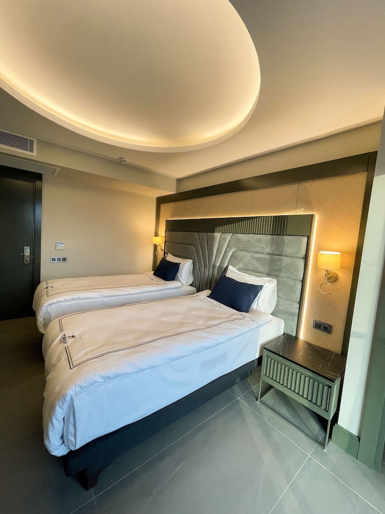 Standard Room, Multiple Beds, City View