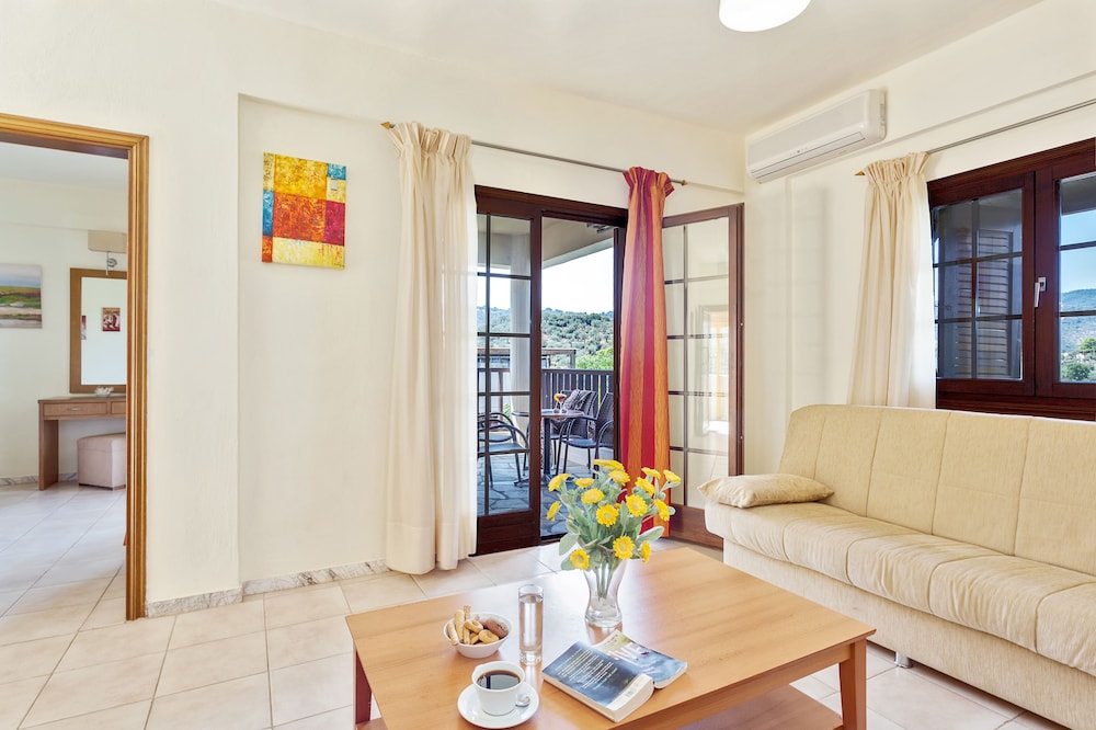 Family Room, Garden View - Photo 7