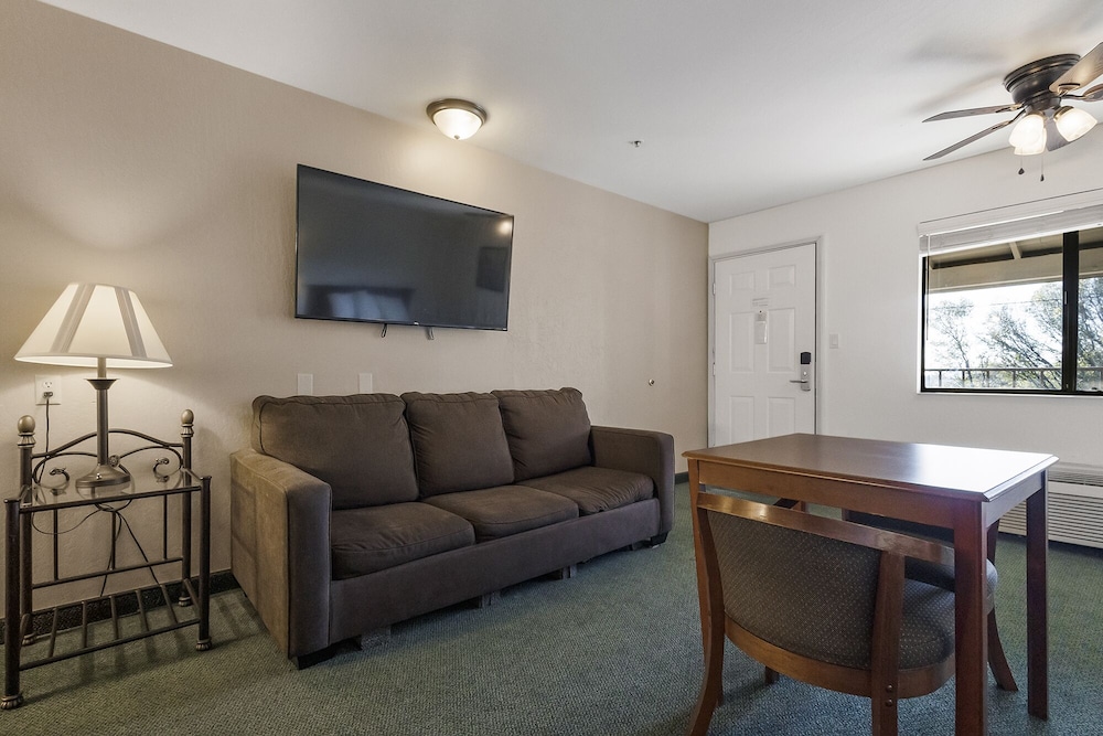 Deluxe Studio Suite, 2 Queen Beds, Non Smoking photo 2