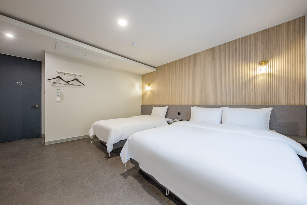 Royal Twin /(Extra Person Fee) Free Ramyeon,Air purifier,Styler,Netflix,Free Laundry & Dry,Amenities - Photo 1