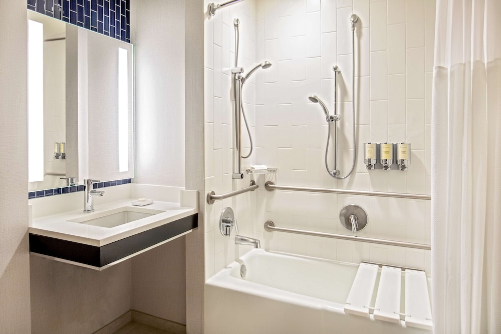 Room, 2 Queen Beds, Accessible - Photo 6