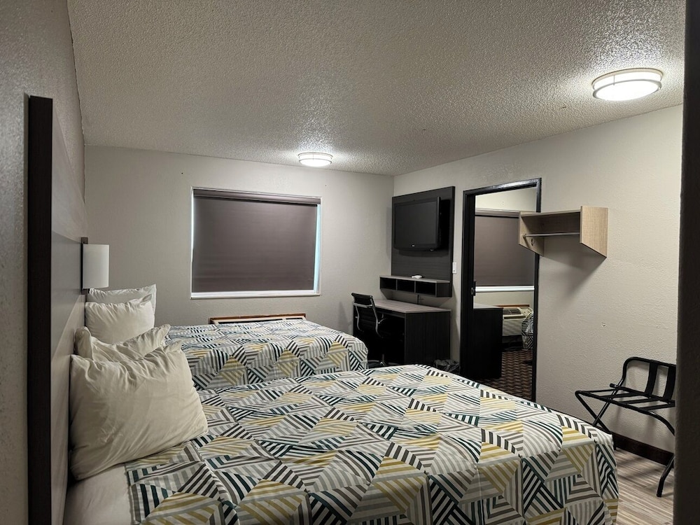 Standard Suite, Multiple Beds, Non Smoking photo 3
