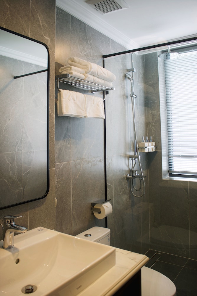 Premium Twin Room - Photo 4