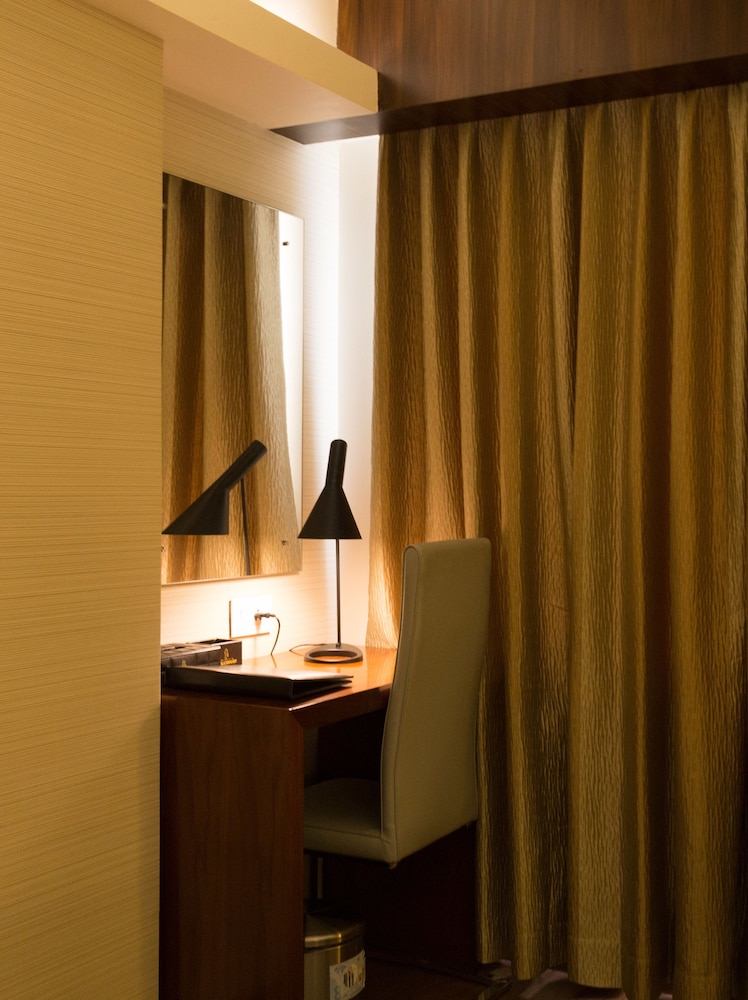 Executive Room, 1 King Bed, Non Smoking, Refrigerator photo 2