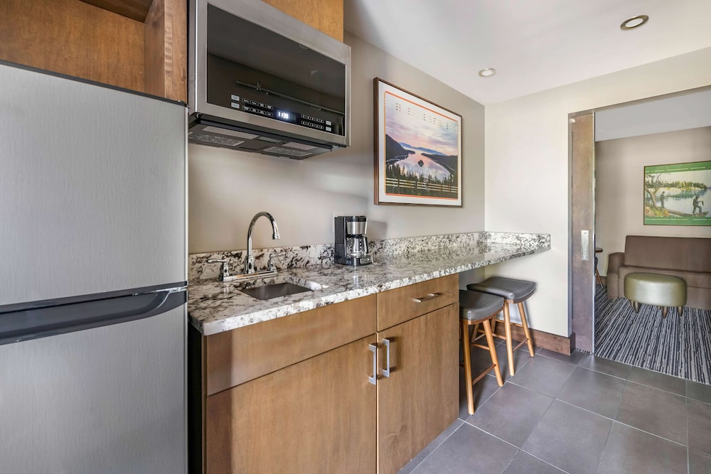 1 Bedroom - Queen Suite with Sofabed - Photo 4